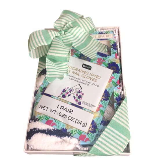 FOOT SPA KIT & Hydrating Hand Gloves with Striped Fuzzy Socks - Picture 5 of 5